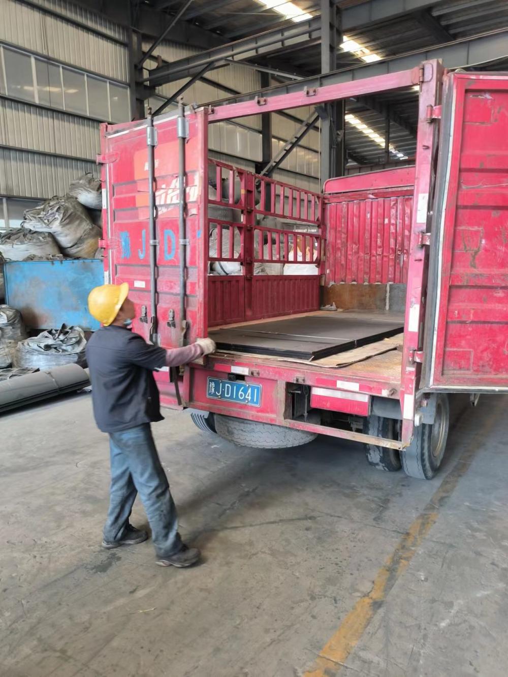 澳门碳化铬耐磨板明弧焊耐磨板