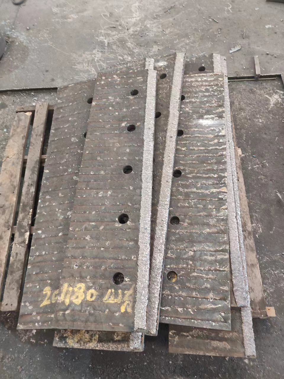 澳门挖斗机衬板挖斗机耐磨衬板堆焊耐磨板